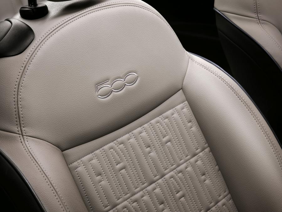 Детали интерьера Fiat 500 la Prima - Italia Cabrio 2020 года  (фото 29 из 42)